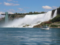 Widok na amerykańską część wodospadu Niagara oraz na wieżę widokową 
(zdjęcie wykonano z jeziora Ontario od strony wodospadu Horseshoe 
Falls).JPG